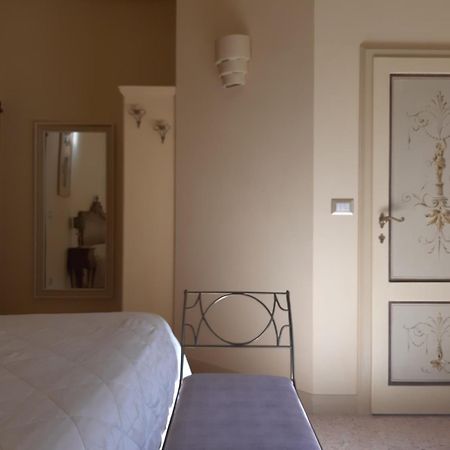 Dolce Rosa ♡ Centro Storico Bed & Breakfast Sansepolcro Exterior photo